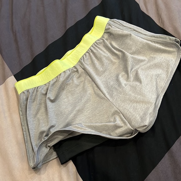 Used Under Armour workout shorts - Picture 2 of 3